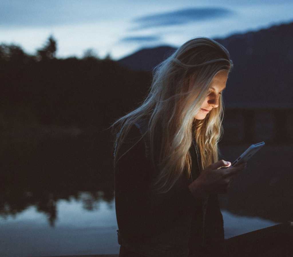 Medarbetare använder telefonen utomhus, bort från skrivbordet